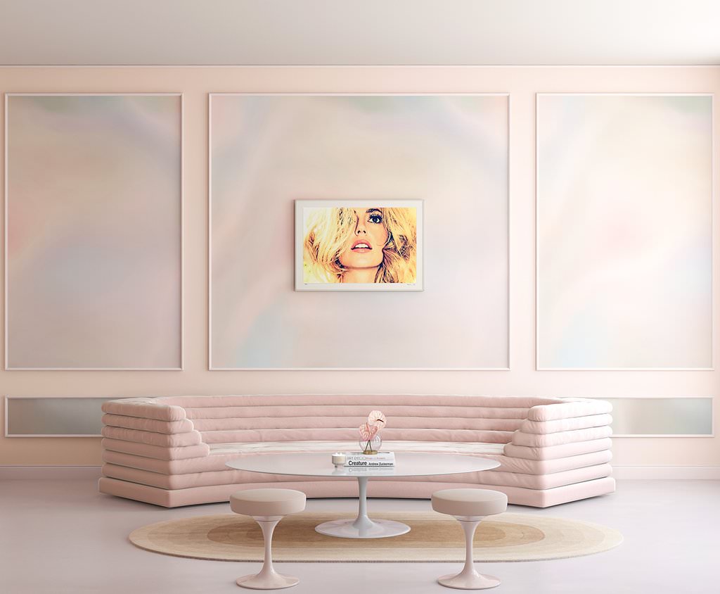 اتاق پذیرایی مدرنی که دارای مبل و دیوارهای پاستلی می باشد و سطح داخلی دیوار قاب بندی شده آن، کاغذ دیواری شده است